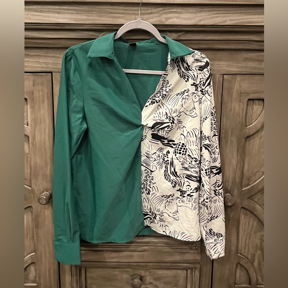 NWOT Women’s SASON Green/White Abstract Pattern Twist Long Sleeve Blouse (M)